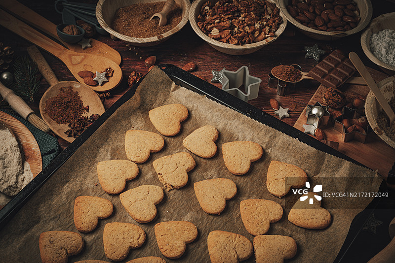 烤盘上的心形饼干，烘焙原料，面粉，糖，杏仁，坚果，巧克力，肉桂，饼干模具图片素材