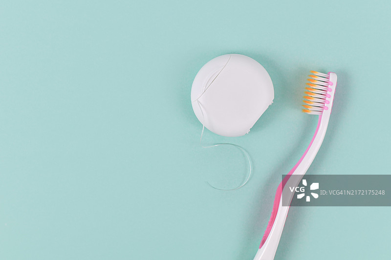 牙线和牙刷，绿色背景，带复制空间图片素材