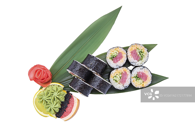 竹叶上生金枪鱼黄瓜寿司卷的俯视图图片素材