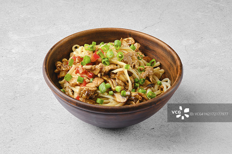 甜辣酱猪肉蘑菇乌冬面图片素材