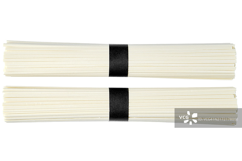 白色背景上孤立的一束未煮的乌冬面图片素材