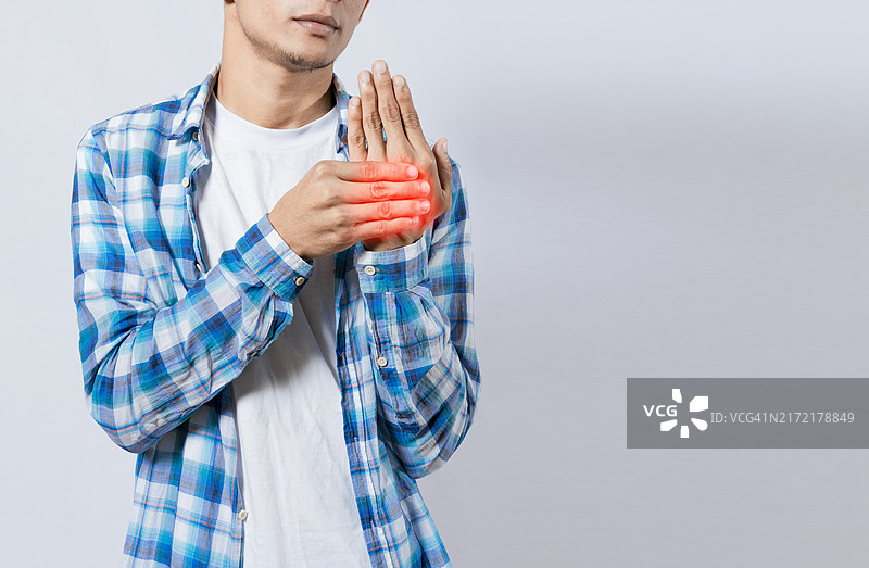 患关节炎手部疼痛的男人图片素材