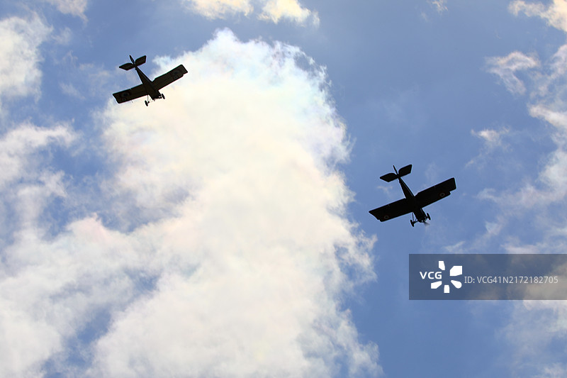 天空中的历史双翼飞机图片素材