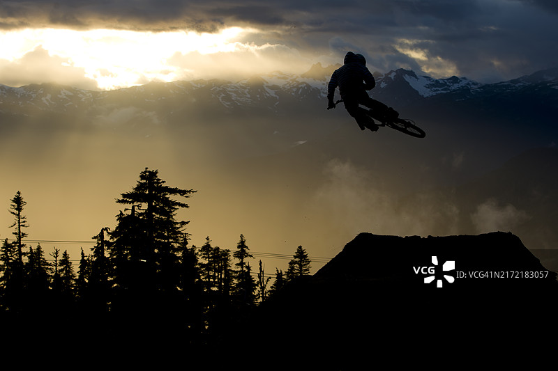 在不列颠哥伦比亚省惠斯勒的惠斯勒山地自行车公园骑行图片素材