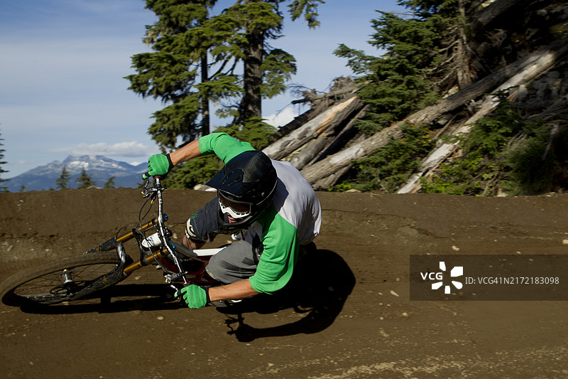 在不列颠哥伦比亚省惠斯勒的惠斯勒山地自行车公园骑行图片素材