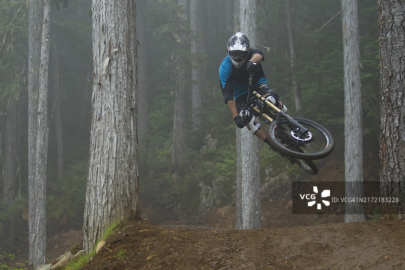 在不列颠哥伦比亚省惠斯勒的惠斯勒山地自行车公园骑行图片素材