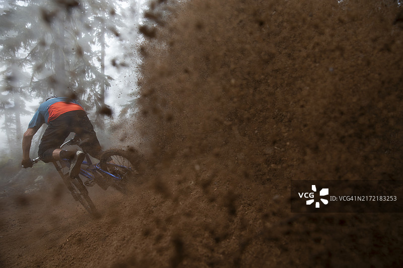 在不列颠哥伦比亚省惠斯勒的惠斯勒山地自行车公园骑行图片素材