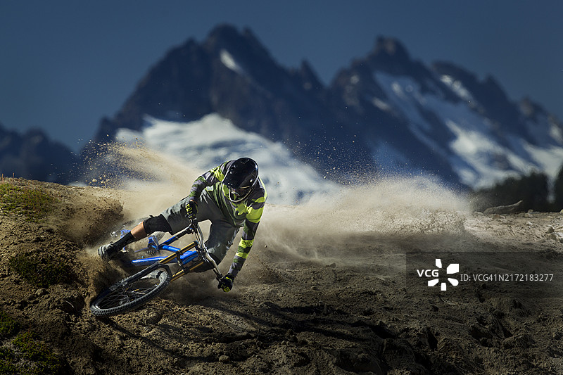 在不列颠哥伦比亚省惠斯勒的惠斯勒山地自行车公园骑行图片素材