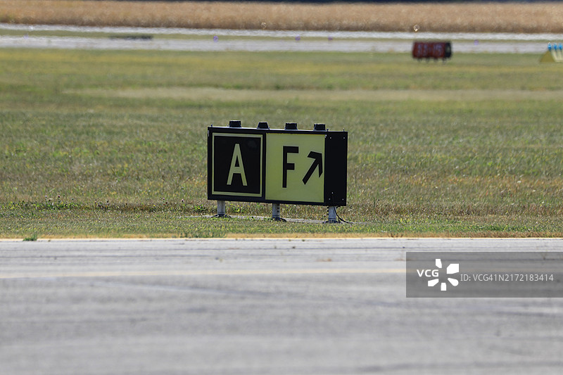 飞机滑行跑道指示牌图片素材