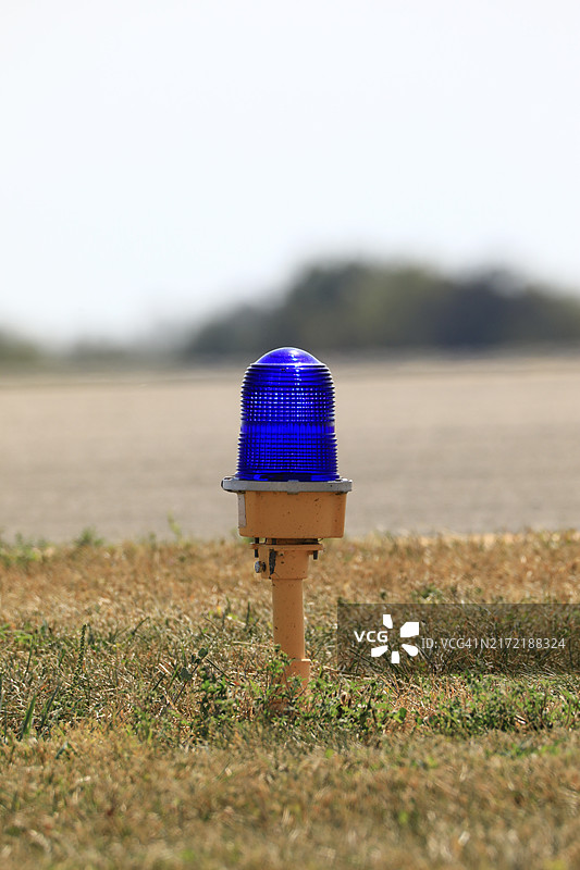 滑行道边缘蓝色灯光图片素材