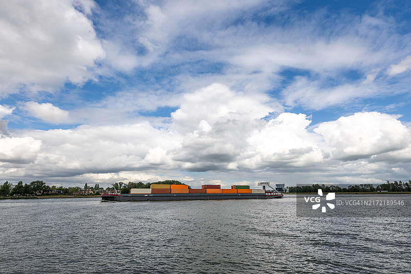 装有集装箱的驳船图片素材