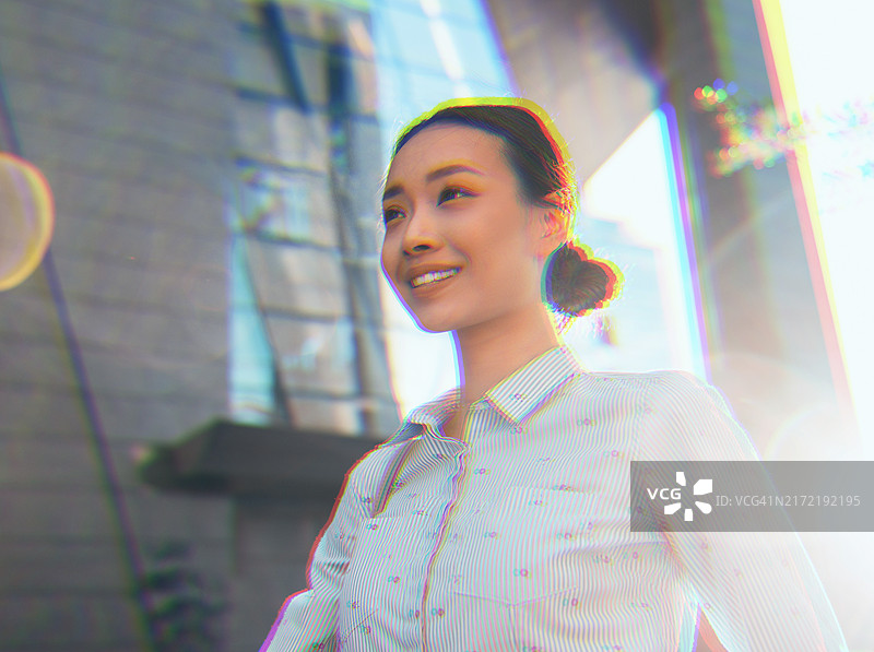 阳光下自信的现代亚洲女商人图片素材