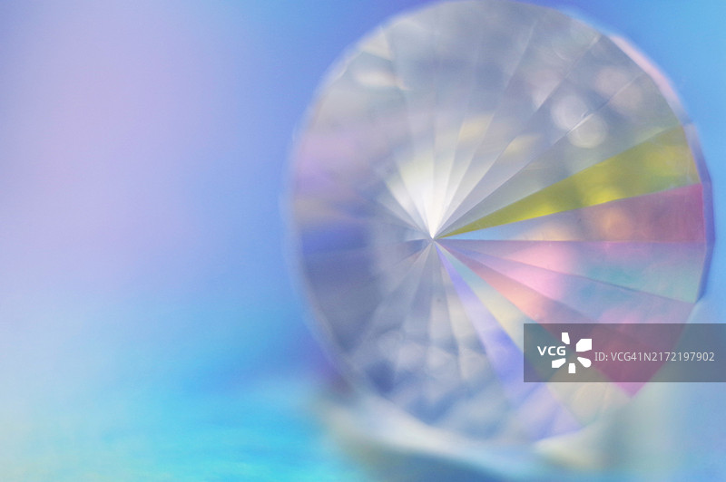 柔和背景上的径向对称棱镜图片素材