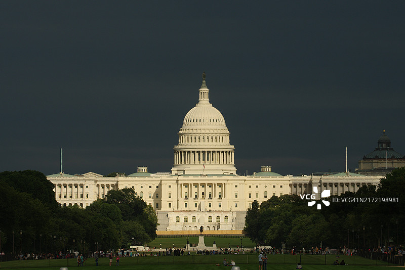 多云天气下阳光照耀的国会大厦图片素材