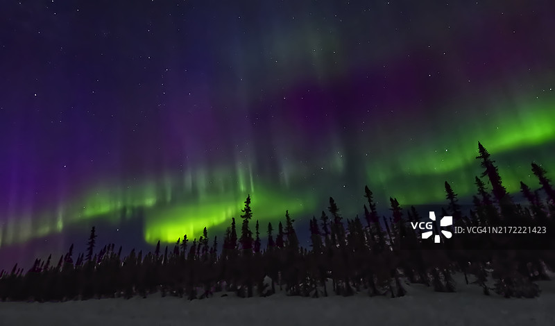 绿紫色北极光图片素材