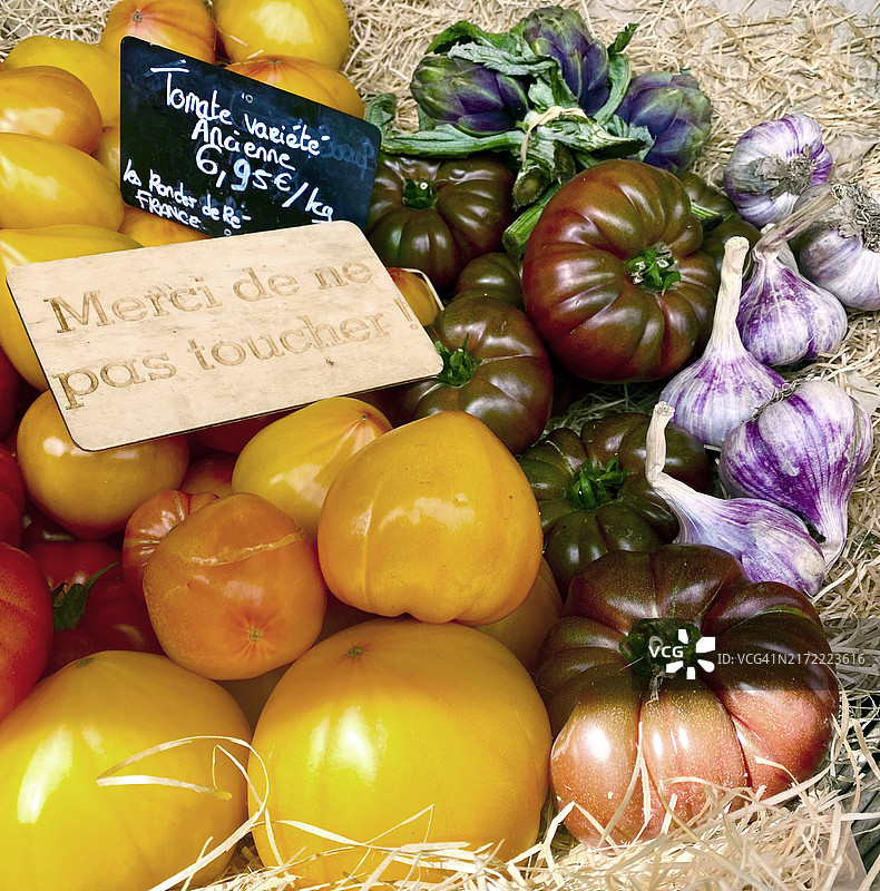 法国雷岛阿尔斯集市上的大蒜和传家宝番茄图片素材