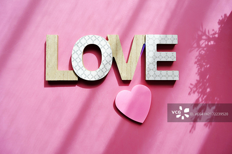 粉色背景上的粉色爱心文字图片素材