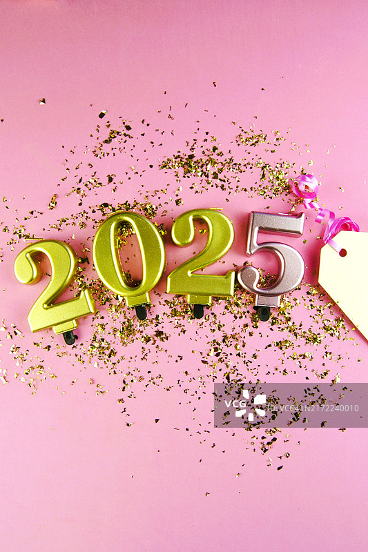 2025年粉色背景与纸屑图片素材
