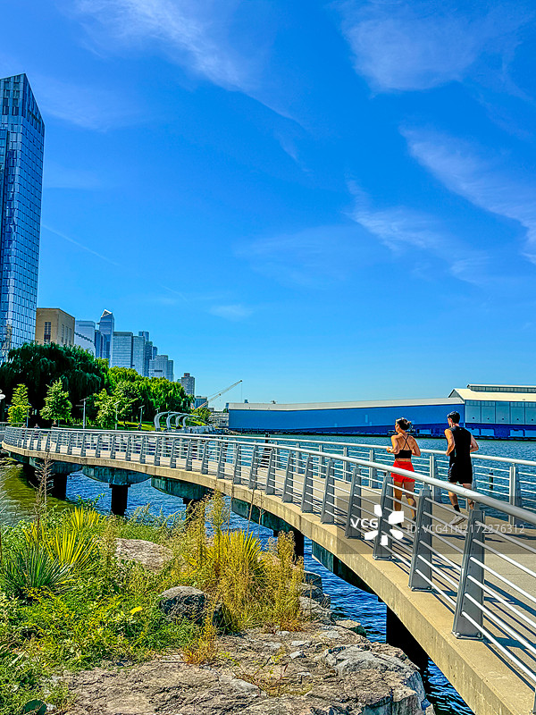 在纽约滨河公园南区小路上慢跑的人们图片素材