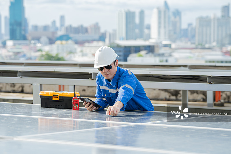 男性维护工程师检查和维修太阳能电池板图片素材