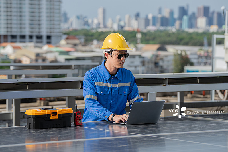太阳能工程师分析太阳能电池板，使用笔记本电脑、对讲机，可持续环保能源理念，替代绿色能源理念图片素材
