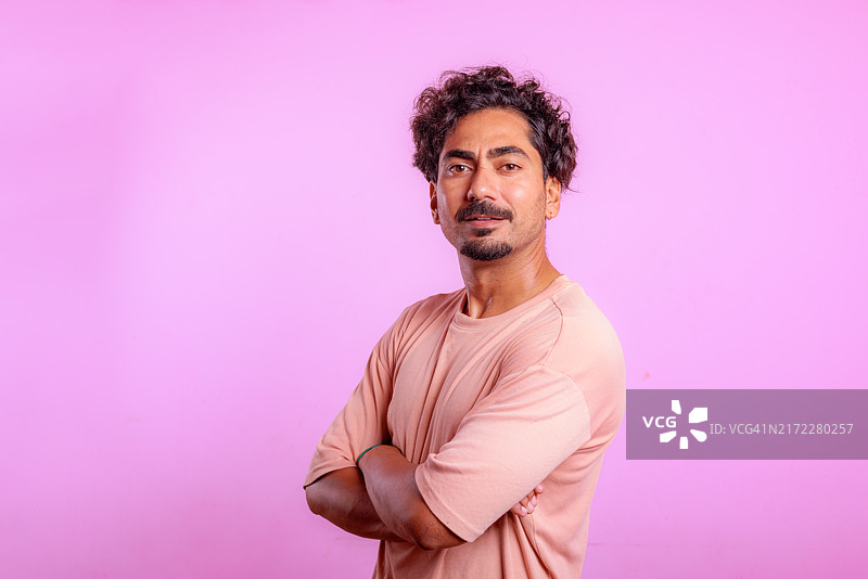粉红色背景下的印度男子肖像图片素材
