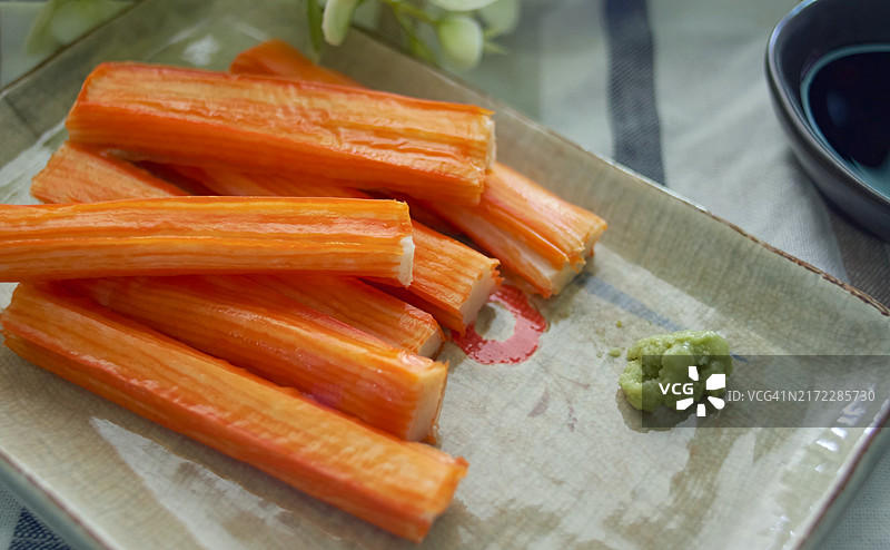 盘子上放着芥末和酱油的蟹肉棒图片素材