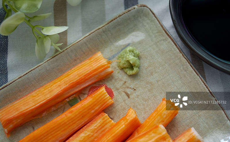 盘子上放着芥末和酱油的蟹肉棒图片素材