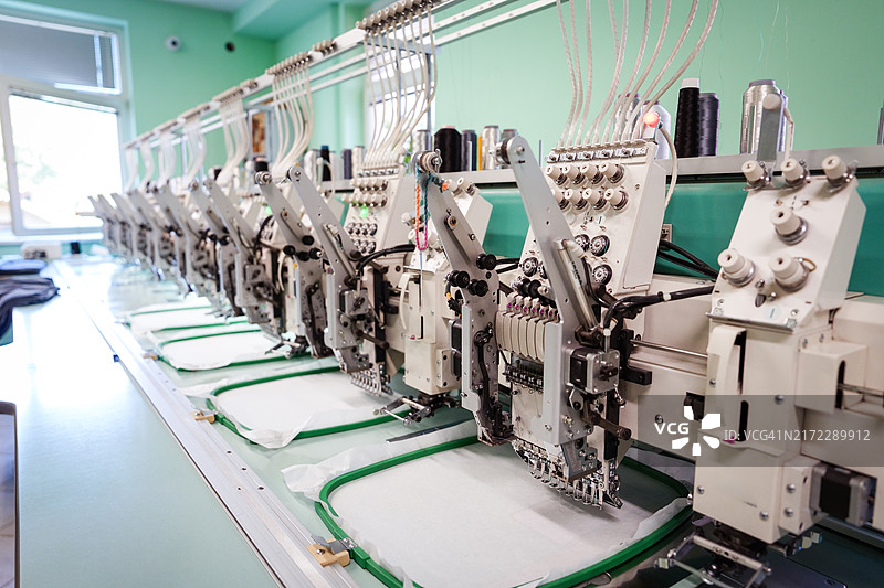 纺织厂的多针刺绣机图片素材