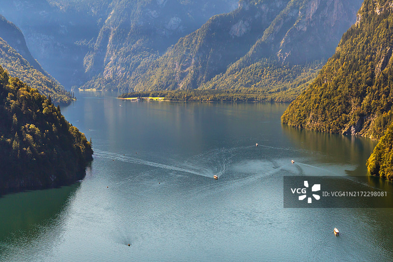 旅游目的地：国王湖和游船，德国巴伐利亚贝希特斯加登图片素材