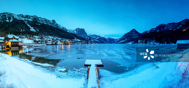 旅游目的地：蓝调时刻的格伦德尔湖冰冻湖面（奥地利施蒂利亚州）图片素材