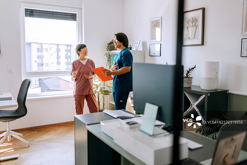 两位医生在现代诊所交谈图片素材