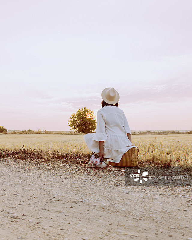 田园风光与等待的女性图片素材