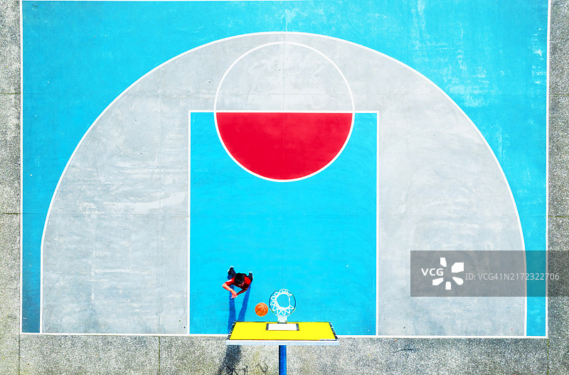 高角度视角下的篮球运动员扣篮图片素材