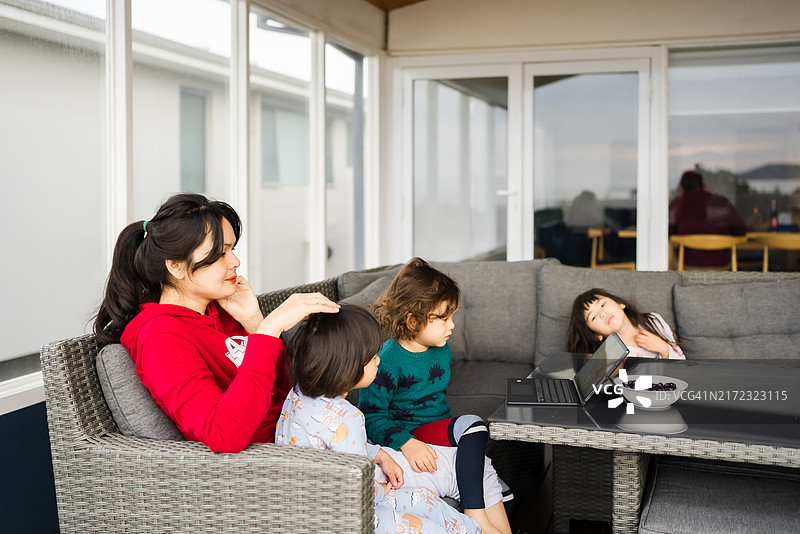 父母和孩子一起看笔记本电脑享受家庭时光图片素材