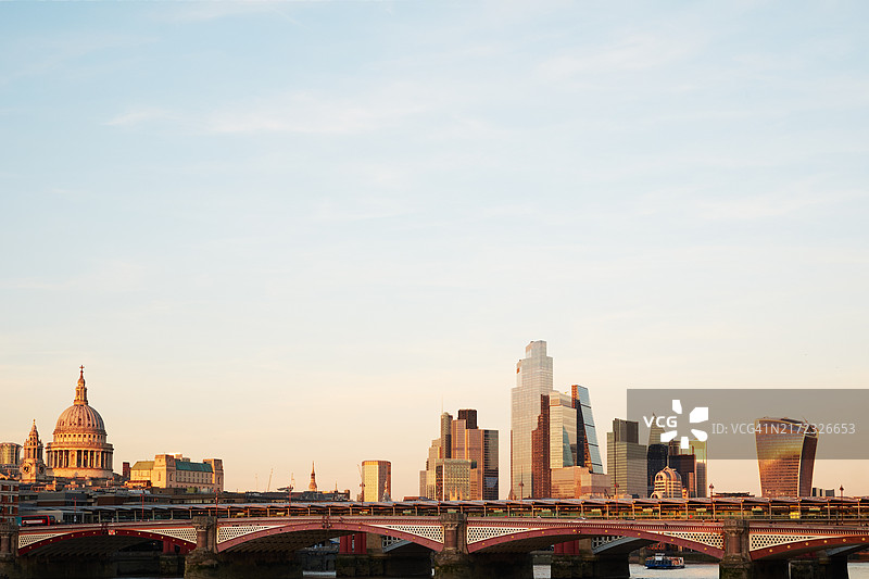 伦敦泰晤士河日落城市天际线图片素材