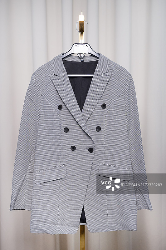 衣架上的黑白千鸟格西装图片素材