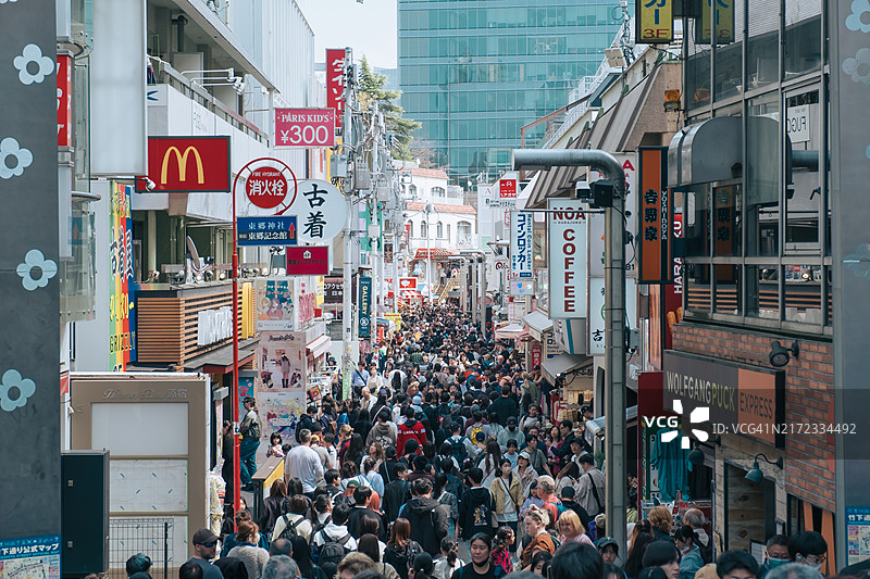 东京原宿著名时尚亚文化集市——竹下通的拥挤景象，白天满是游客和顾客。图片素材