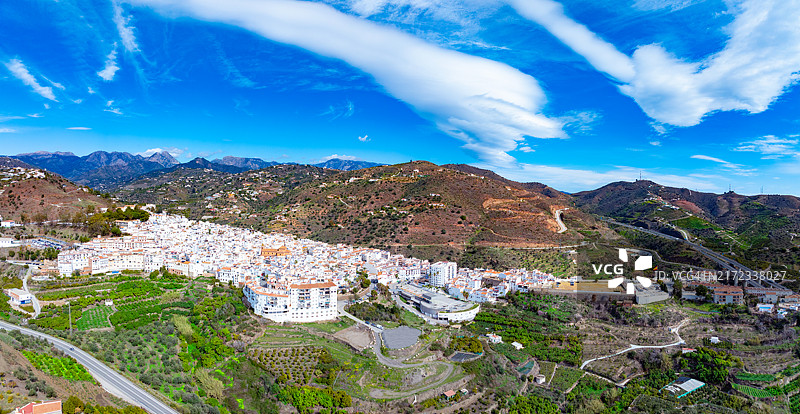 托罗克斯天际线，马拉加太阳海岸的白色村庄，西班牙安达卢西亚图片素材
