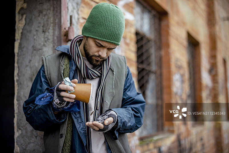 寒冷的一天，城市里感到绝望的男人图片素材