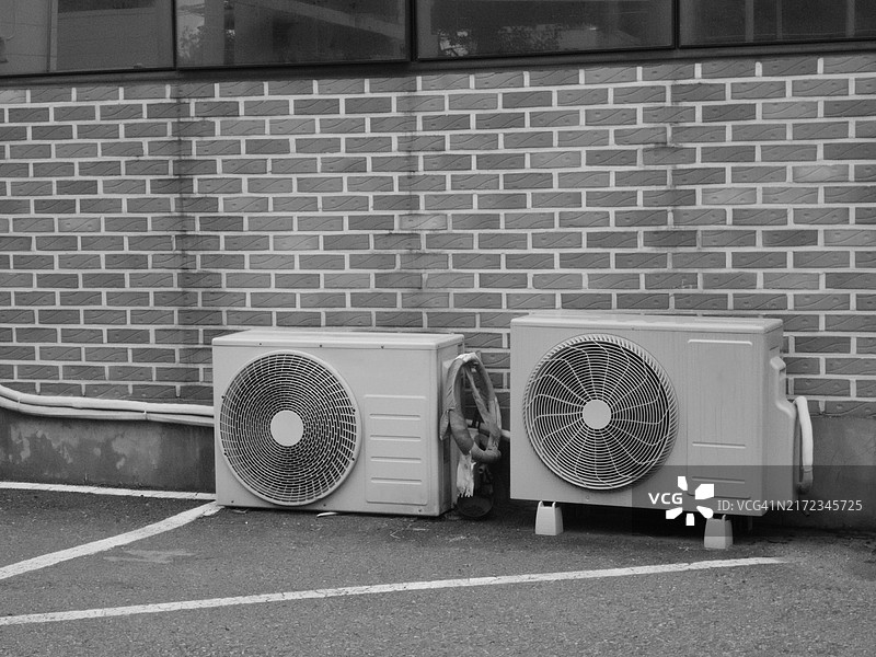 黑白砖墙上的空调机组图片素材