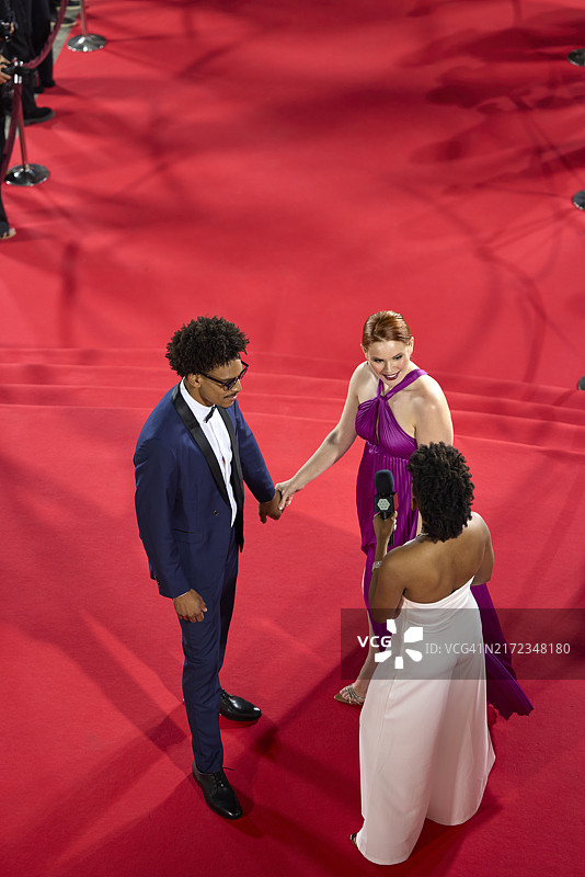 名人在红地毯上与采访者交谈的俯视图图片素材