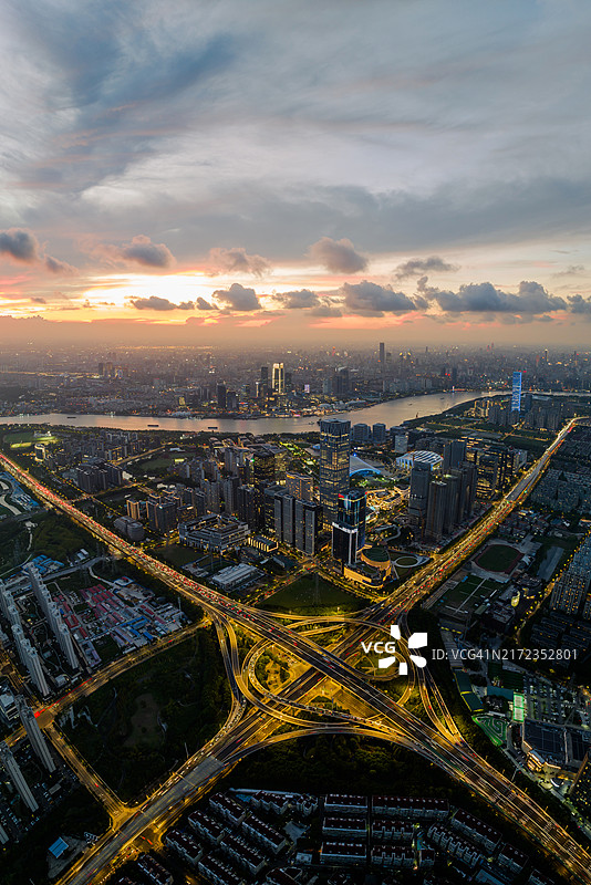 上海城市道路交叉口的竖版框架图片素材