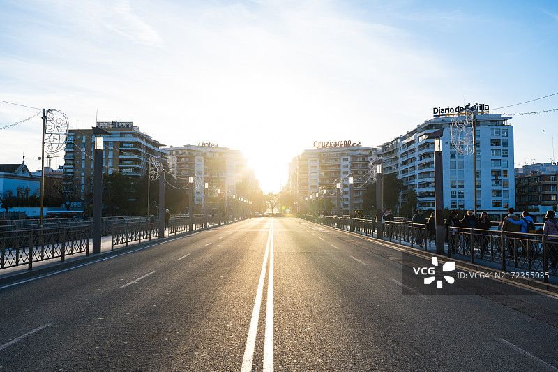 西班牙塞维利亚日落时分的道路图片素材