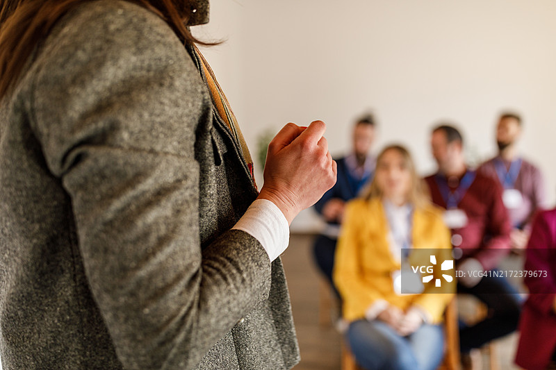 女商人为一群同事举办研讨会图片素材