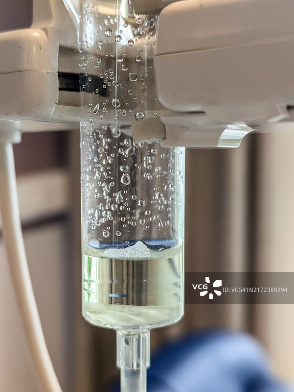 医院输液架上的滴注装置特写图片素材