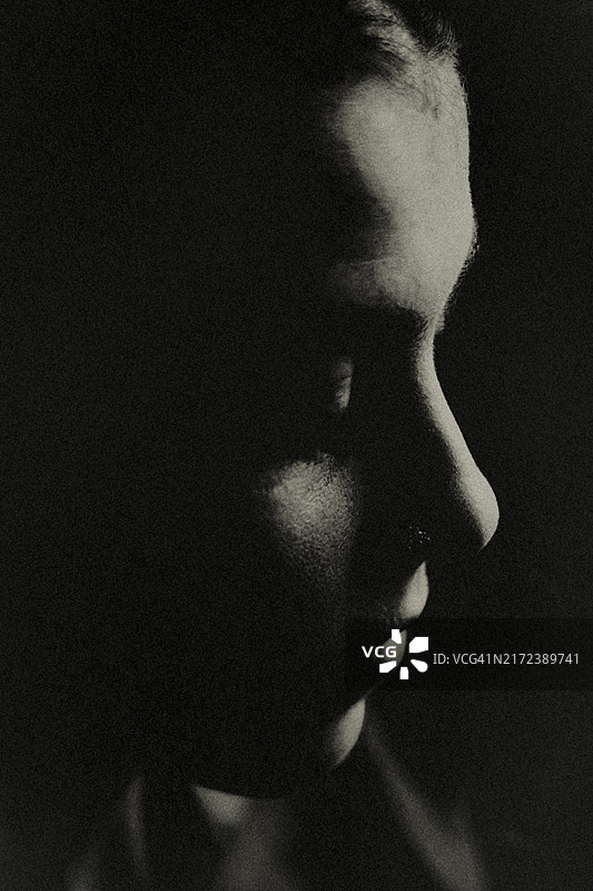 在黑暗中的女人图片素材