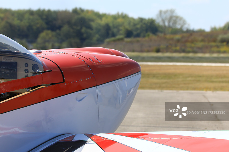 停机坪上的飞机前端机身图片素材