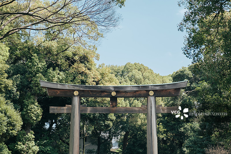 神社入口处的鸟居：从世俗到神圣的过渡图片素材