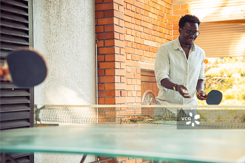 学生和朋友打乒乓球图片素材